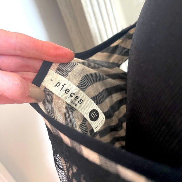 Cute Striped w/black lace overlay sleeveless shift dress. So Sassy! Summer Fun! - Picture 6 of 7